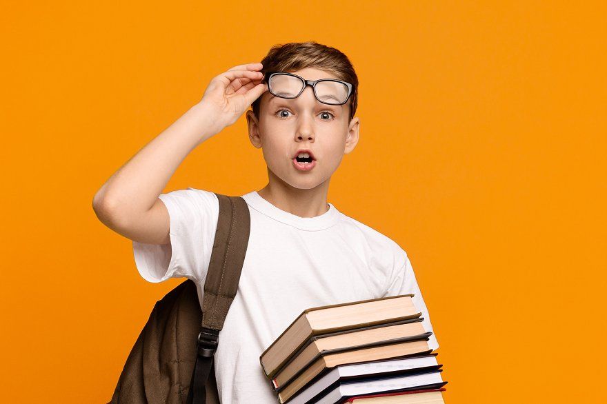 Хлопчик із рюкзаком і книжкою на фоні намальованих м’язів — впевненість у навчанні в сімейній освіті