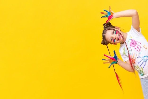 Учениця вказує на інформацію про контакти онлайн-ліцею NOVA у Києві