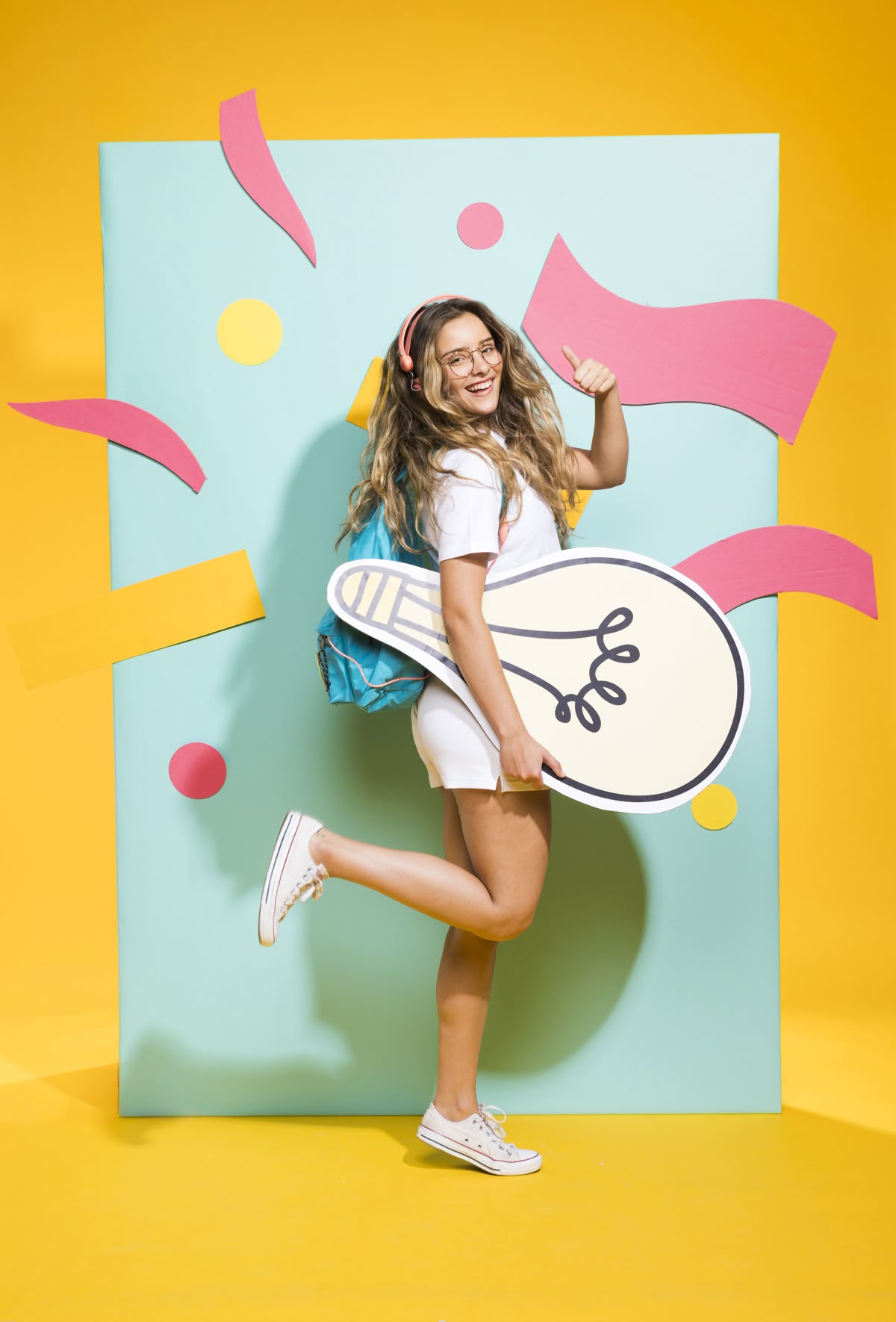 Дівчина-учениця на яскравому фоні — символ творчості в канадській системі освіти