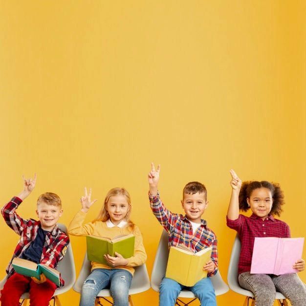 Четверо дітей сидять із лепбуками на жовтому фоні та піднімають руки — активне обговорення теми уроку.
