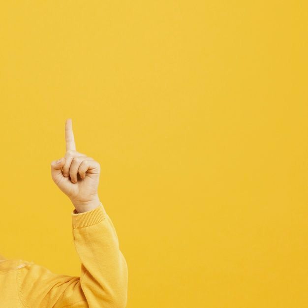 Дистанційне навчання в школах України. Рука дитини на жовтому фоні як символ запитання під час дистанційного навчання в школах України