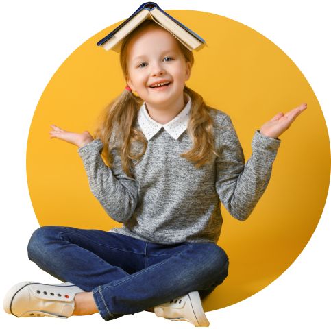 Фінська школа. Усміхнена дівчинка з книжкою на голові, символ легкого та сучасного навчання у фінській школі