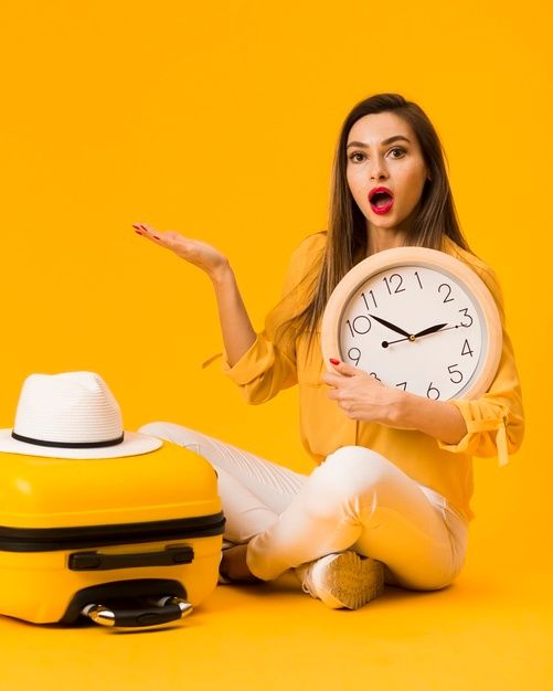 Дівчина з валізою та годинником на фоні — форми навчання в школах України