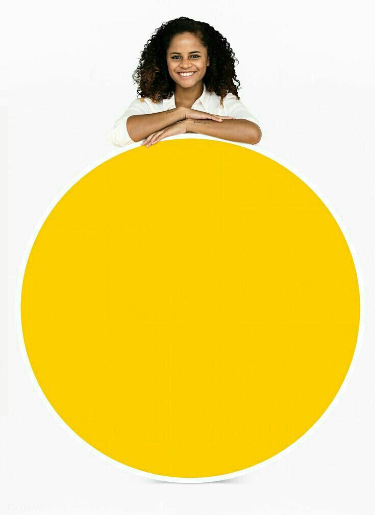 Дівчина усміхається і спирається на жовтий круг — форми навчання в Україні