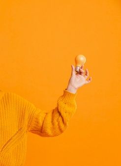 Рука з лампочкою — символ нових ідей у навчанні