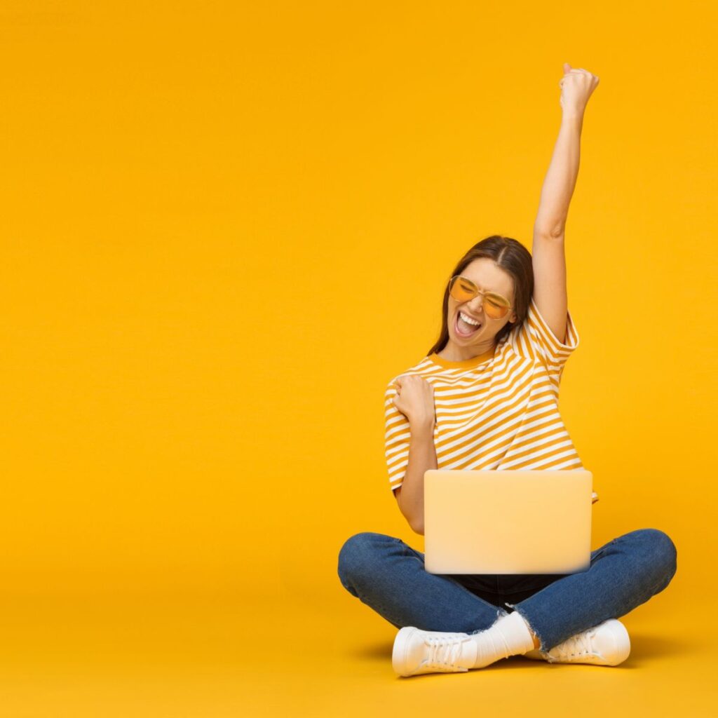 Індивідуальний план під час дистанційного навчання — дитина працює онлайн за ноутбуком