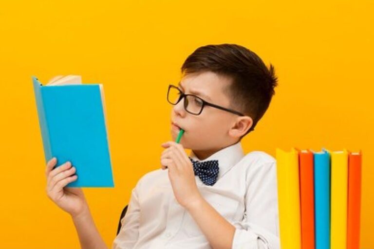 Школяр читає книгу — індивідуальне навчання та розвиток у мікрошколах