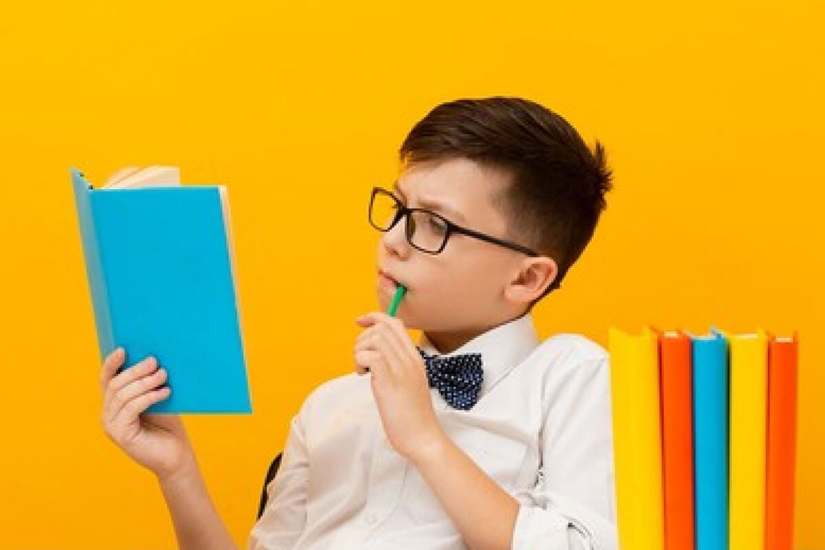 Школяр читає книгу — індивідуальне навчання та розвиток у мікрошколах