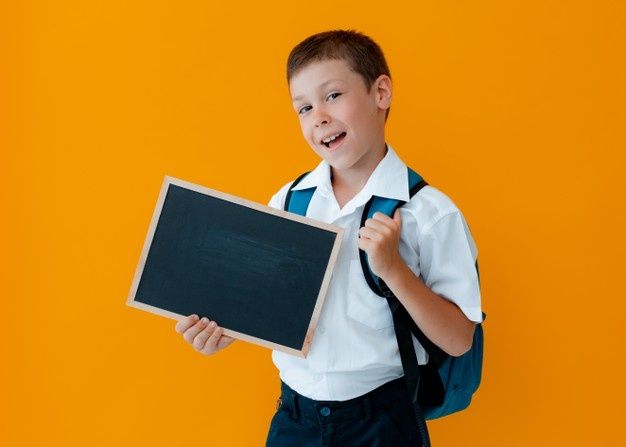 Учень із дошкою на помаранчевому фоні — сучасний формат навчання (мікрошколи)