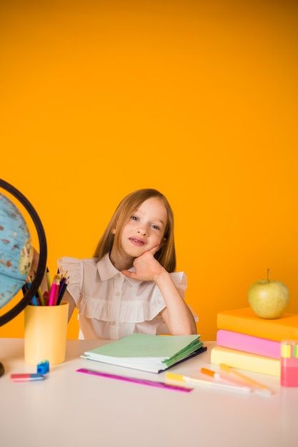 Дитина навчається онлайн за інтерактивною платформою для дистанційної освіти