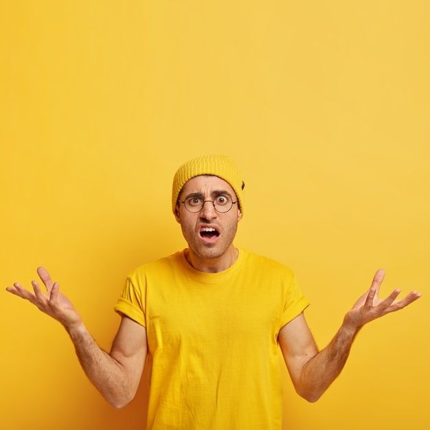 Здивований чоловік у жовтій футболці та шапці розводить руками на жовтому фоні і запитує, що таке STEM освіта