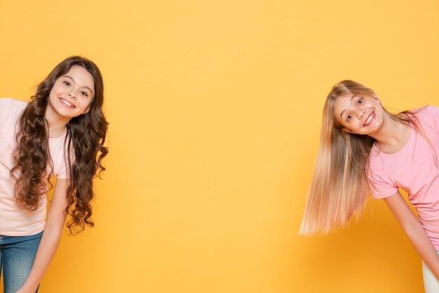 Дві усміхнені дівчинки — емоційна взаємодія та залучення в навчанні