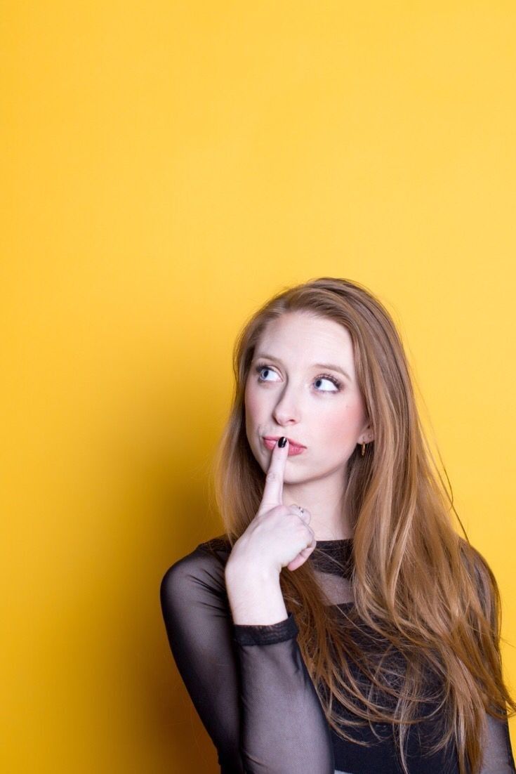 Підліток/студентка замислюється про вибір професії — дуальне навчання як модель “школа + компанія”