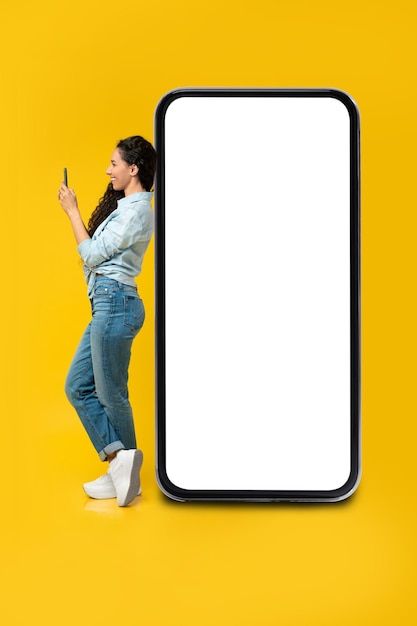 Підліток біля смартфона — ілюстрація теми екранного часу для дітей і профілактики залежності від телефону у підлітків