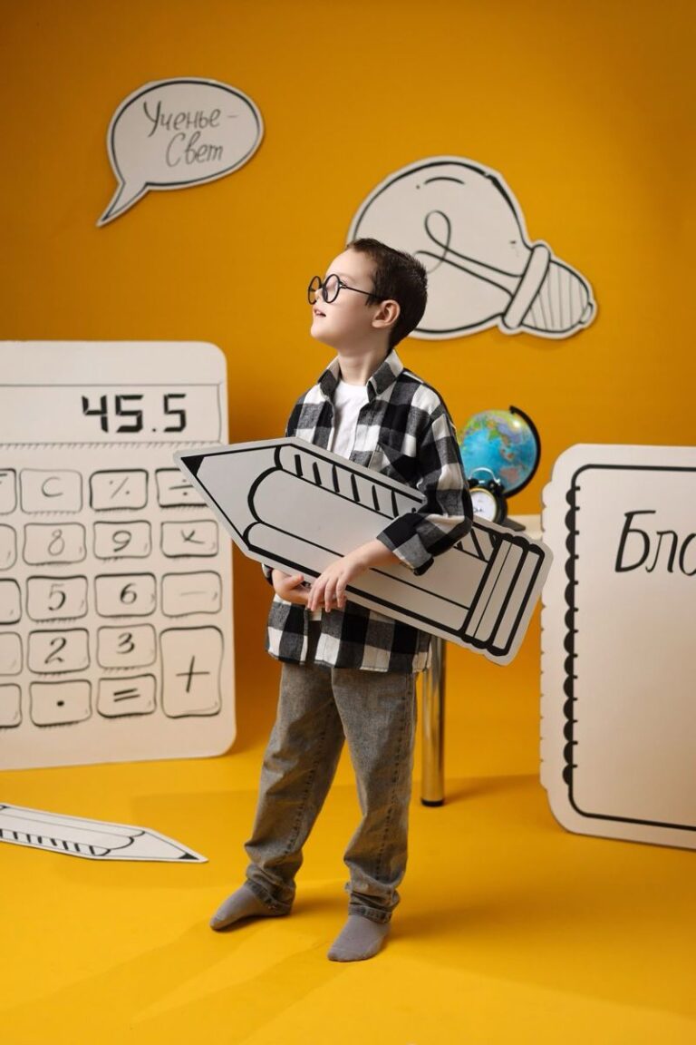 Дитина з макетом олівця як символ інноваційного навчального середовища. Інноваційне освітнє середовище в школі XXI століття