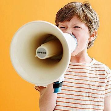 Дитина з мегафоном на жовтому фоні — про класові відмінності у школі та соціальну нерівність серед дітей