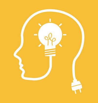 Дівчина на тлі жовтої стіни дивиться вгору — пауза для відновлення та емоційної стійкості