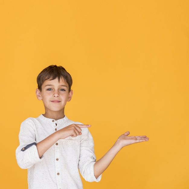 Учень онлайн школи показує на розклад онлайн навчання та дистанційне навчання