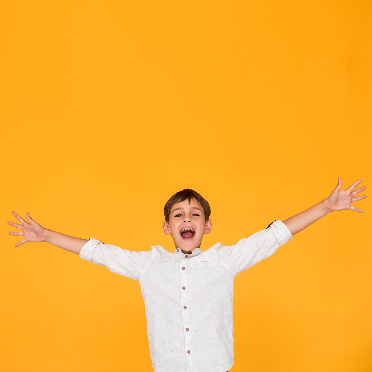 Радісний учень онлайн школи після занять: онлайн навчання та дистанційне навчання