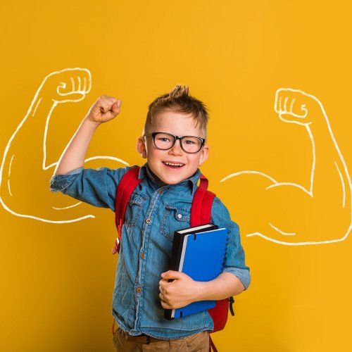 Учень з рюкзаком і книжкою показує силу — підготовка до школи, розвиток уваги та саморегуляції у дітей (ранній розвиток дитини)