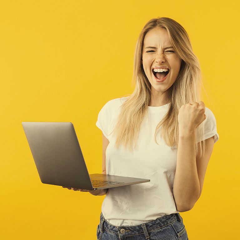 Учениця з ноутбуком — приклад самоорганізації підлітка та самостійного навчання