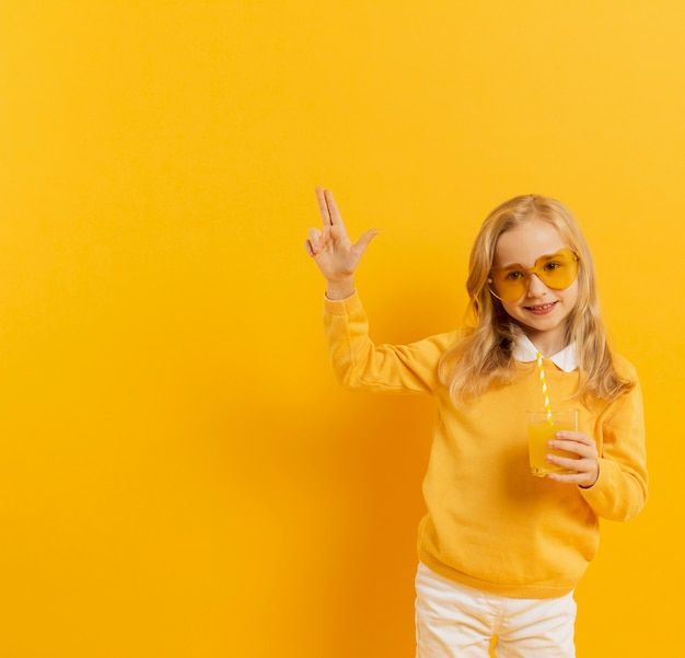 Щоденна фізкультура в школі — активна учениця на жовтому фоні