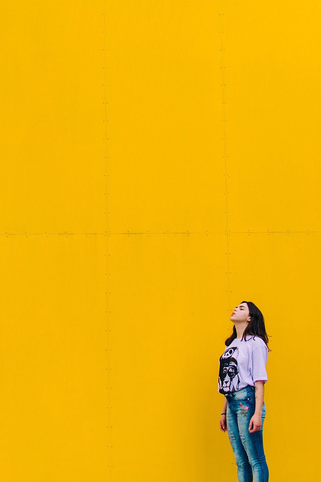 Силует голови з лампочкою — символ освіти про ментальне здоров’я підлітків