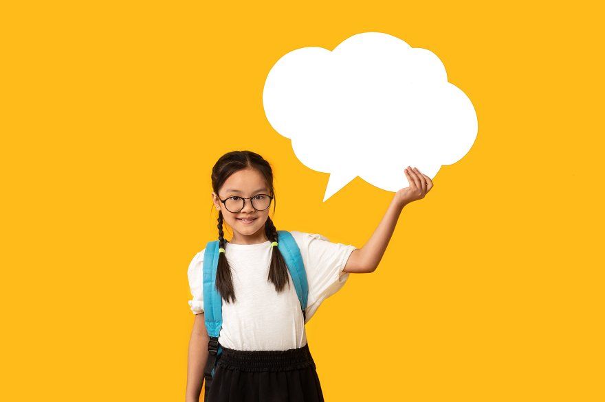 Дівчинка з рюкзаком тримає хмаринку думок — школа майбутнього та нові навички