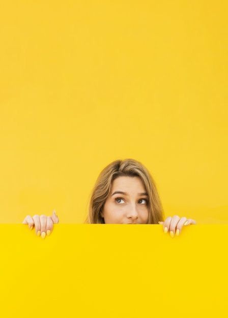 Дівчина визирає з-за жовтого блоку — сила слова «ще» та установка на зростання в навчанні