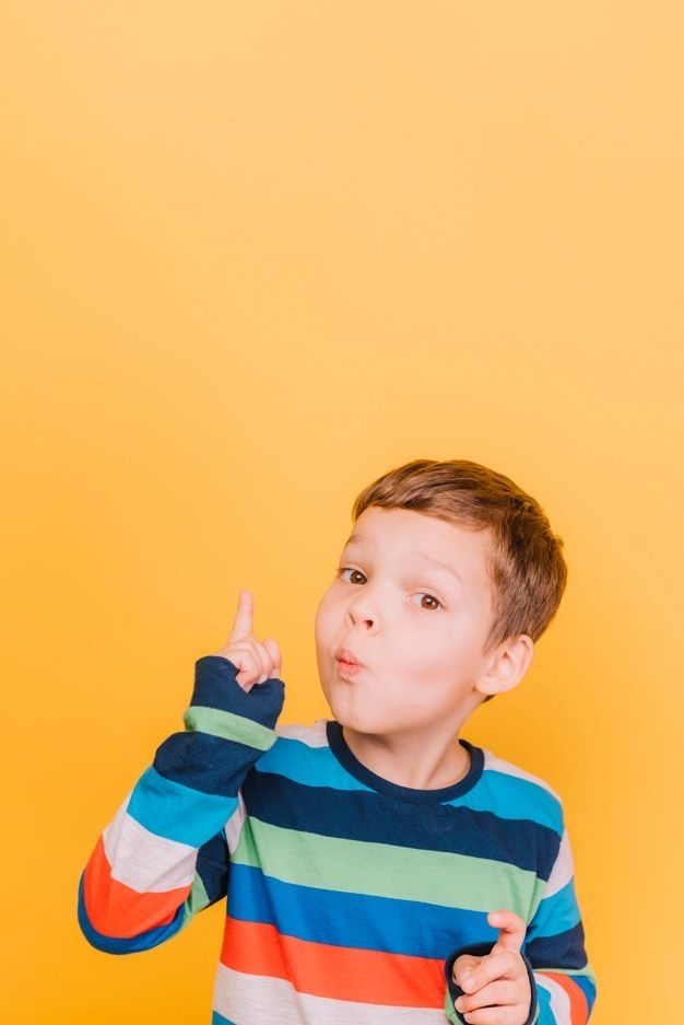 Хлопчик із піднятим пальцем — символ допитливості та навчання через творчість у вальдорфській школі