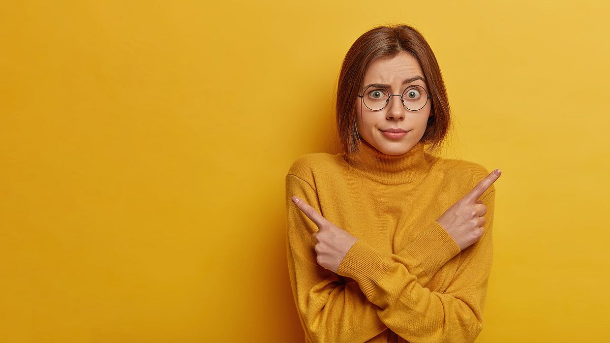 Дівчина показує вказівниками — як ментальні карти допомагають учням зрозуміти тему та виділити головне