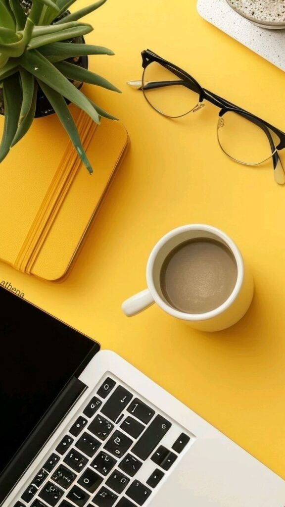 Робоче місце вчителя для підготовки цікавого навчання: ноутбук, блокнот і кава