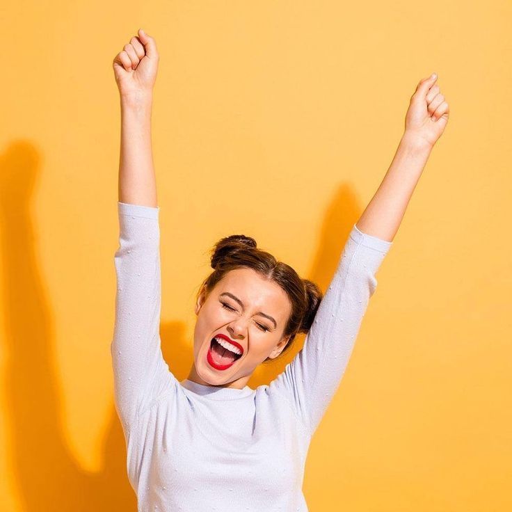 Дівчина святкує успіх — приклад позитивного досвіду в безпечному онлайн-середовищі