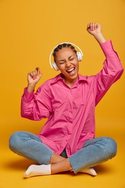 Ефективне онлайн тестування - учениця радіє результату після ефективного онлайн тестування