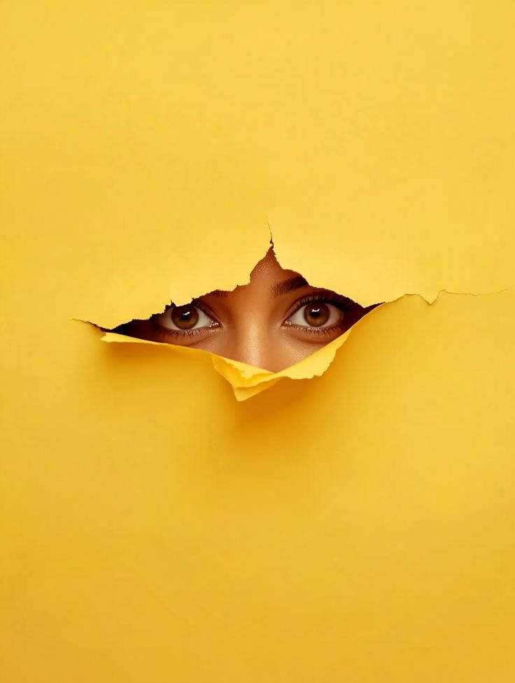 Дитина визирає крізь отвір у папері — метафора потреби в безпеці та передбачуваності для дітей з розладами аутичного спектру (педагогічні підходи в роботі з дітьми з аутизмом)