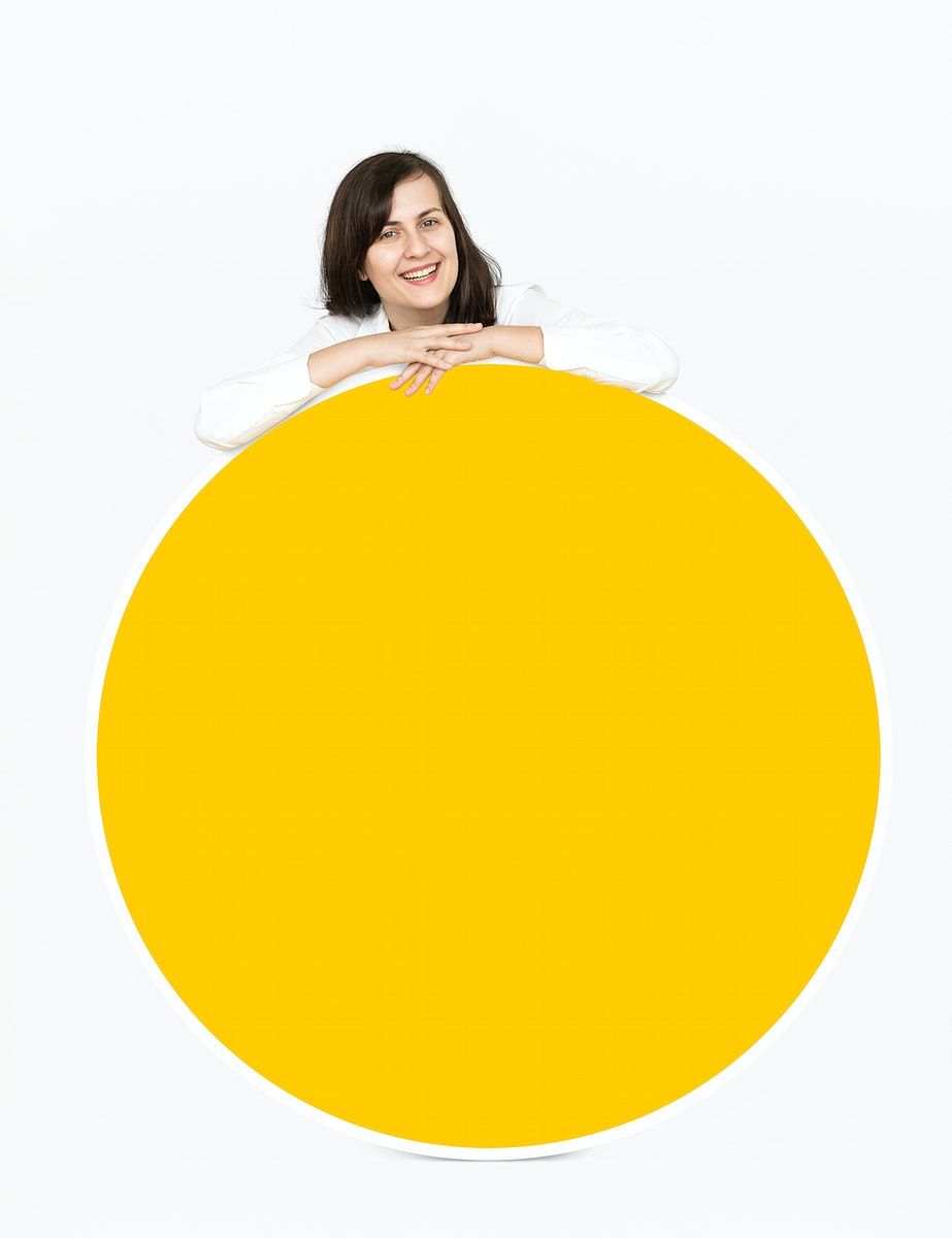 Вчителька з великим жовтим кругом — STEM освіта в школі та проєктне навчання