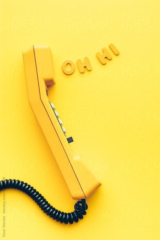 Жовтий телефон на фоні — консультація про екстернат для дітей за кордоном, документи та річне оцінювання