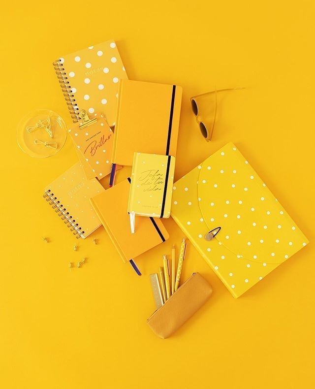 Жовті блокноти та канцелярія як символ планування індивідуальної освітньої траєкторії на екстернаті