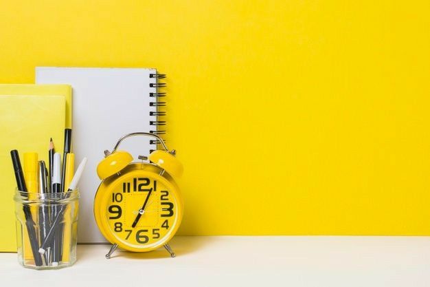 Як організувати навчання на дистанційці: будильник і навчальні матеріали на столі як символ режиму та дедлайнів у дистанційному навчанні
