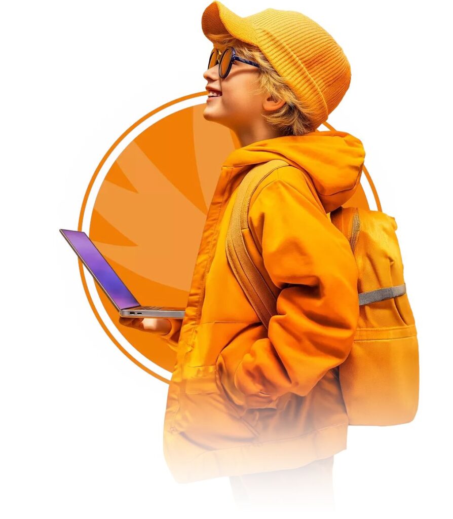 Сучасне освітнє середовище: учень з ноутбуком у сучасному освітньому середовищі — мотивація до навчання через цифрові інструменти