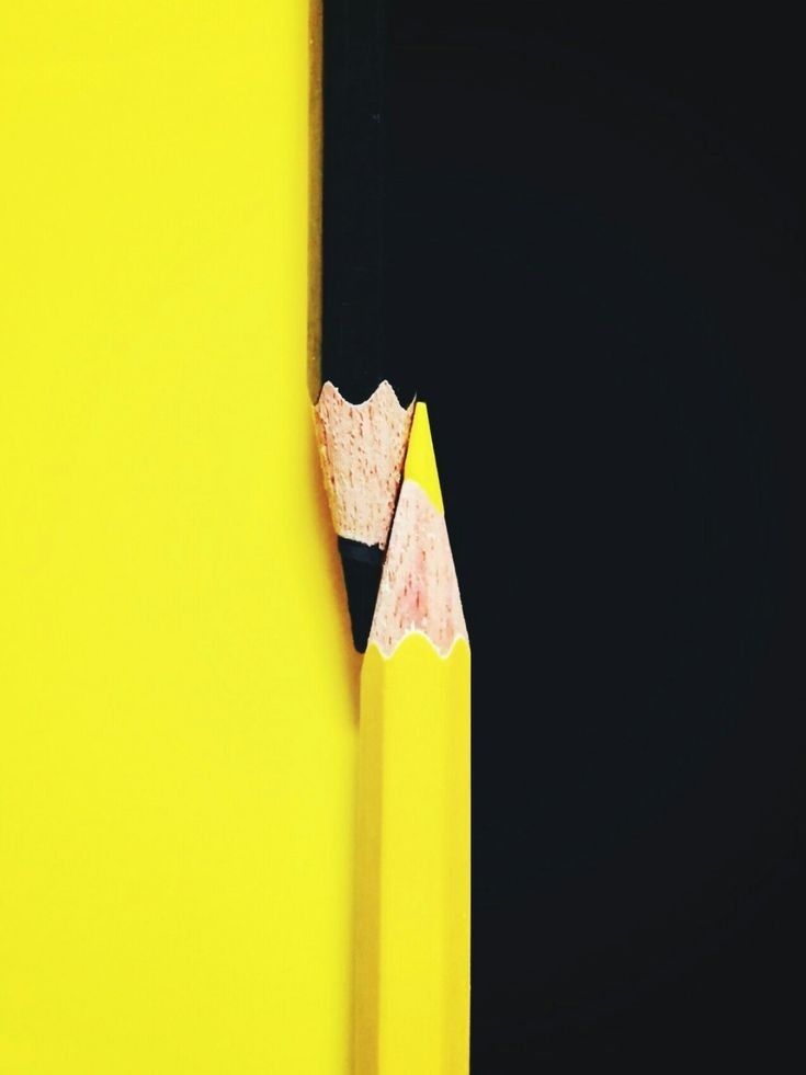 Олівець на контрастному фоні — як офіційно поєднати навчання у двох школах