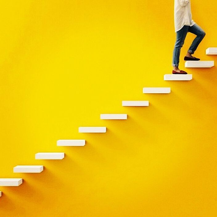 Сходинки як символ освітня траєкторія після 9 класу для дитини за кордоном: залишитися, повернутися або комбінувати