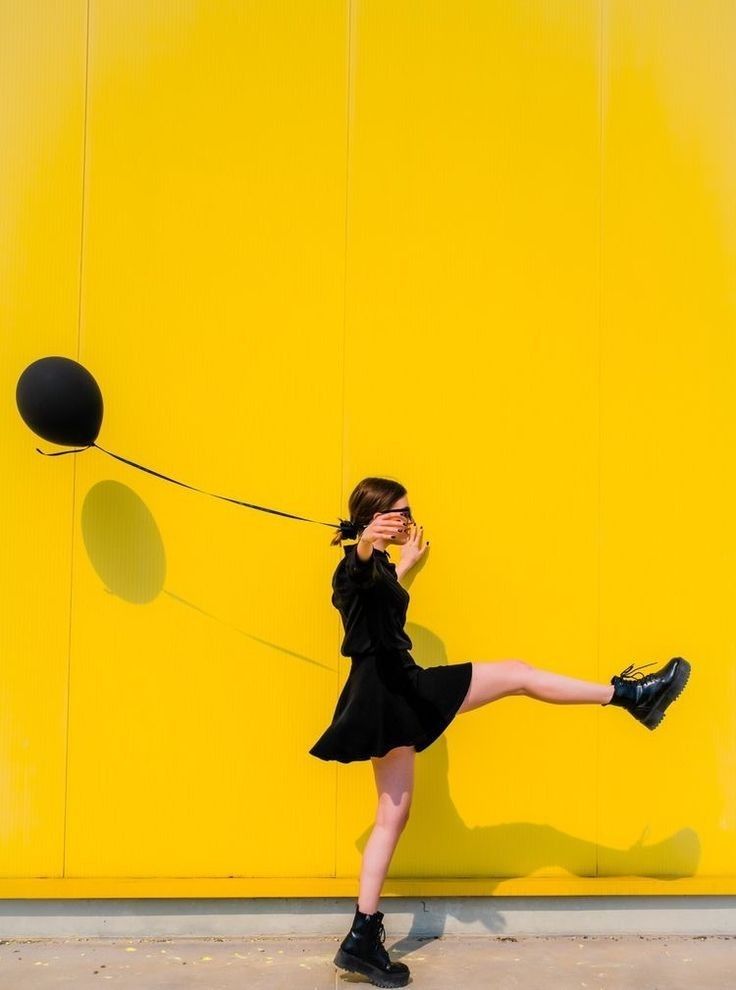 Дитина з телефоном як символ ризиків без батьківського контролю в інтернеті