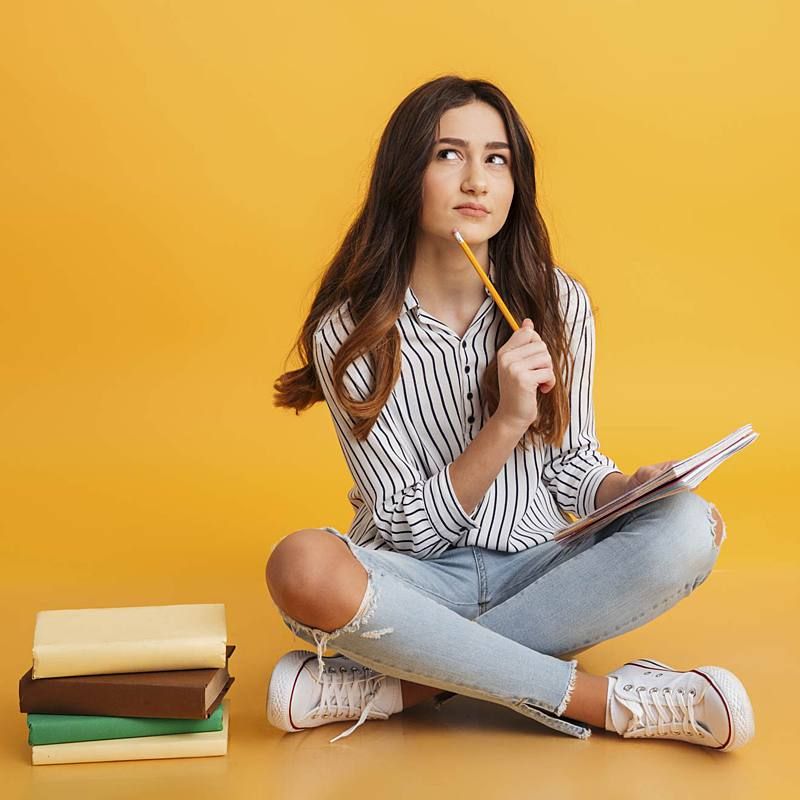 Учениця обирає онлайн-школу та перевіряє ліцензію закладу освіти