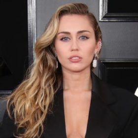 Жінка з довгим волоссям у вечірньому вбранні — приклад творчості та впевненості